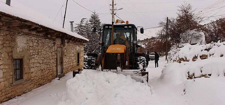 Antalya Büyükşehir Belediyesi karla uğraş çalışmalarına devam ediyor
