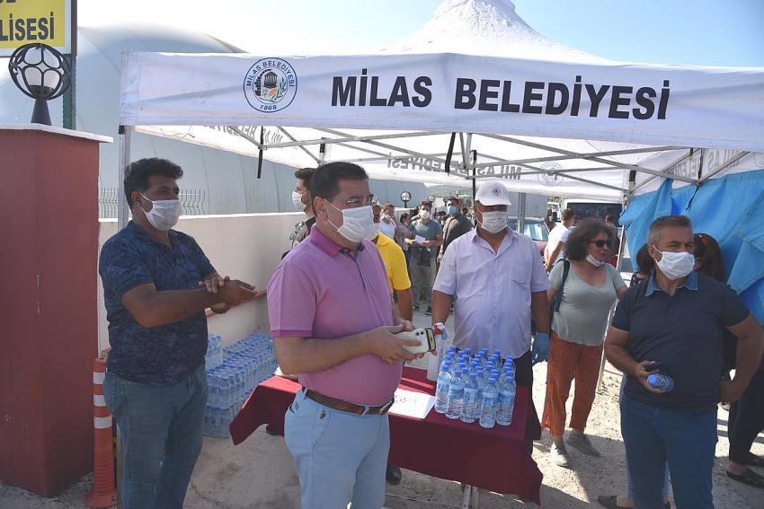 Milas’ta imtihandan evvel öğrencilere maske ile su dağıtıldı
