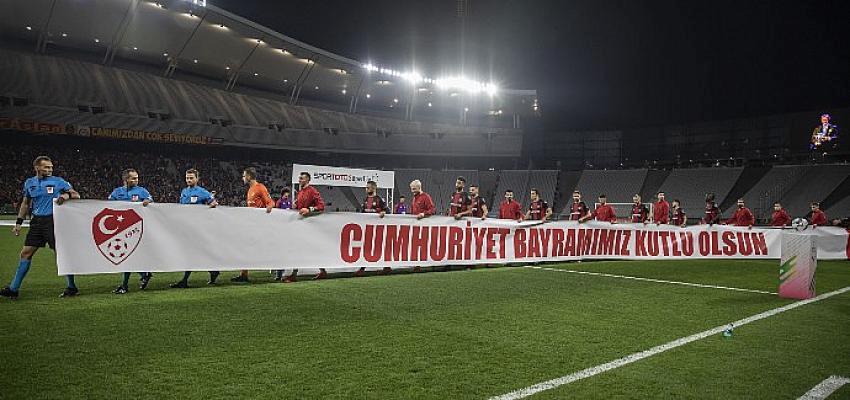 63 maçta futbolcular ve hakemler alana ‘Cumhuriyet’ pankartıyla çıktı