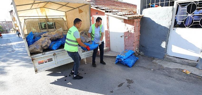 Bayraklı’da ihtiyaç sahiplerine yakacak desteği