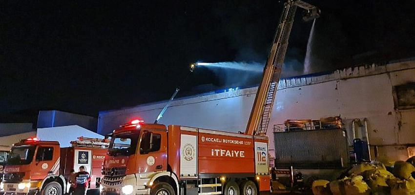 Bursa’daki dokumacılık fabrikası yangınına Kocaeli İtfaiyesinden müdahale