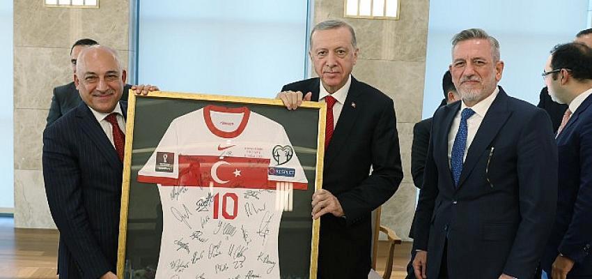 Cumhurbaşkanı Erdoğan, TFF Lideri Mehmet Büyükekşi’yi kabul etti