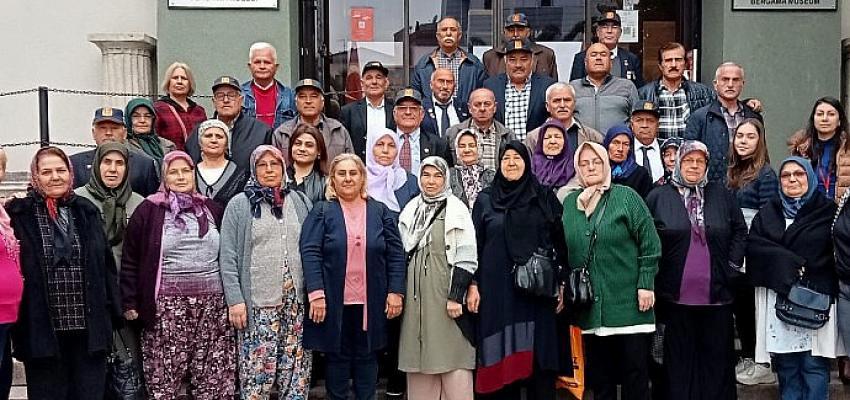 Menderes Belediyesi’nden gazilere Bergama gezisi