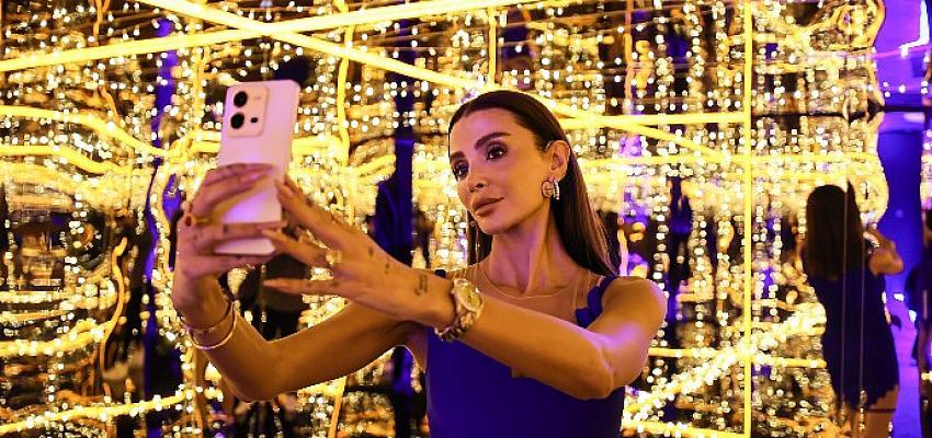 vivo V25 5G’nin tanıtımında sunucu Özge Ulusoy’dan Sonsuzluk Selfiesi