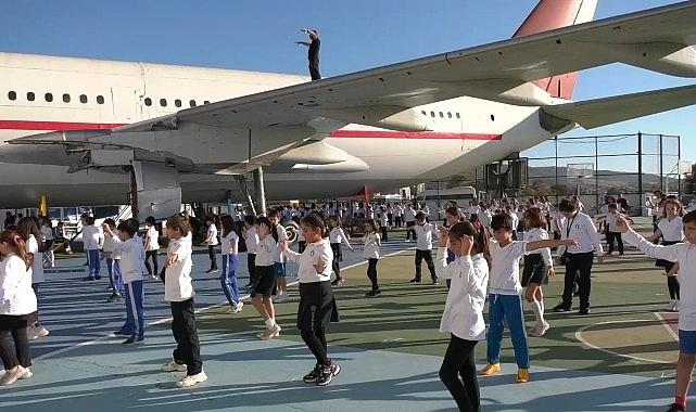 300 Öğrenci Ulu Önder Mustafa Kemal Atatürk’ün Havacılık ve Halk Oyunları İle İlgili Sözlerini Okul Bahçesindeki Uçağın Gölgesinde Yapılan Etkinlikle Öğrendi