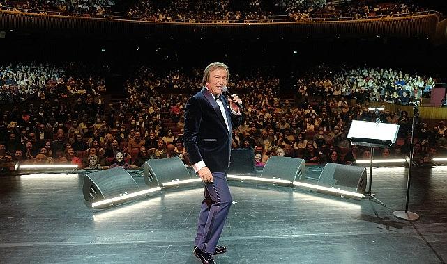 Erol Evgin Şarkılarını “Geleceğin Hekimleri” İçin Söyledi