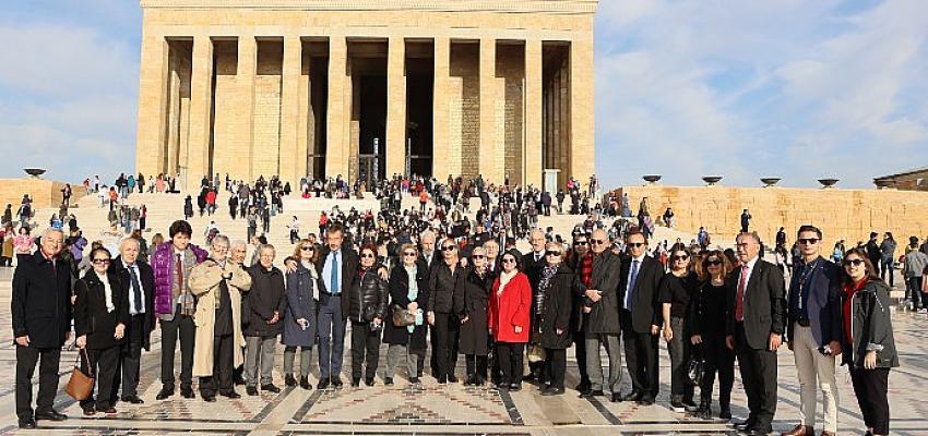 Koç Topluluğu’nun emekli üst düzey yöneticilerini buluşturan Koç-Yönder’den Anıtkabir ziyareti