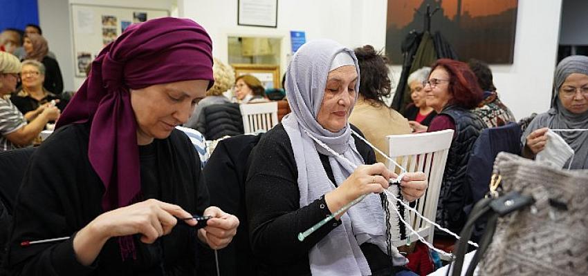 Üsküdar’da, Kullanılmayan El Örgüsü Giyicekler İhtiyaç Sahipleri İçin Yeniden Örüldü