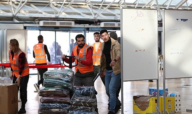 Antalya Büyükşehir Afet Yardım Merkezi yardımları topluyor