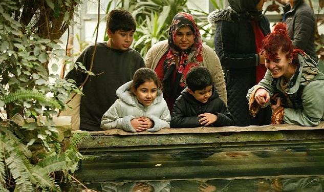 Batur, depremzede çocukların yüzünü güldürdü