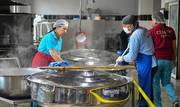 Cemevinde pişiyor, kilisede depremzedelere ikram ediliyor