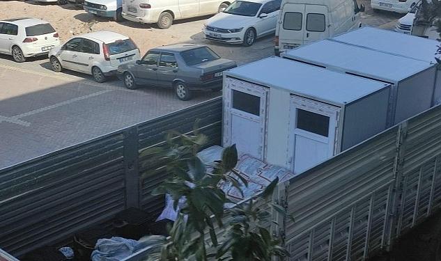 Kınık Belediyesi atölyelerinde seyyar banyo ve tuvalet üretip deprem bölgesine gönderiyor