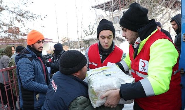 Kızılay Sıcak Yemeğin Yanı Sıra Diğer Yardım Malzemeleriyle de Depremzedeleri Yanında