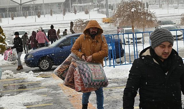 Selçuklu Uluslararası Spor Salonu’ndan 7 Tır Yardım Malzemesi Yola Çıktı