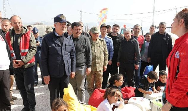 Bakan Akar, Büyükşehir’in çadır kentinde çocuklarla futbol oynadı