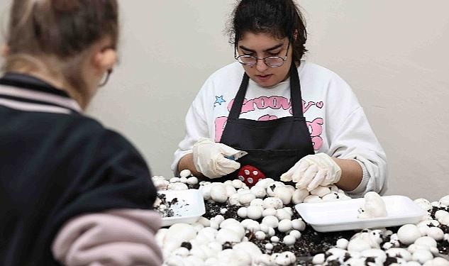 Depremden sağ kurtulan engelli Esmanur, depremzedelere yardım eli uzattı