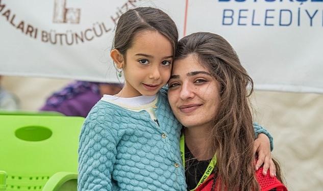 İzmir Büyükşehir ekipleri, Hatay’da depremzede kadın ve çocukların yanında