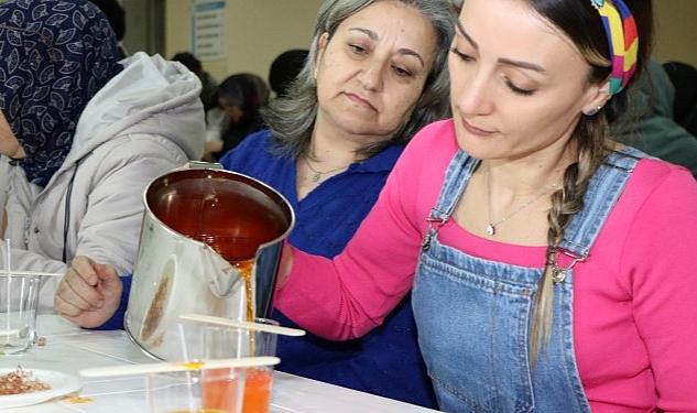 Anne Şehir’den kokulu mum yapımı