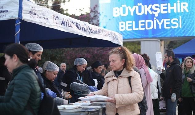 Aydın Büyükşehir Belediyesi’nin kurduğu geleneksel iftar sofraları, binlerce Aydınlıyı bir araya getirmeye devam ediyor