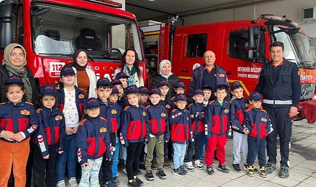 Nevşehir Belediyesi İtfaiye Müdürlüğü, çeşitli okullardan gelen öğrencileri ağırlıyor