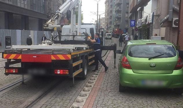 Tramvay yoluna park edilen araçlar çekiliyor