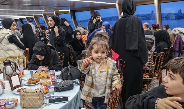 Üsküdar’da Yaklaşık 300 Depremzede İftarını Boğazda, Valide Sultan Gemisi’nde Yaptı