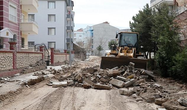 Yol Yenileme Çalışmaları Tüm Hızıyla Sürüyor