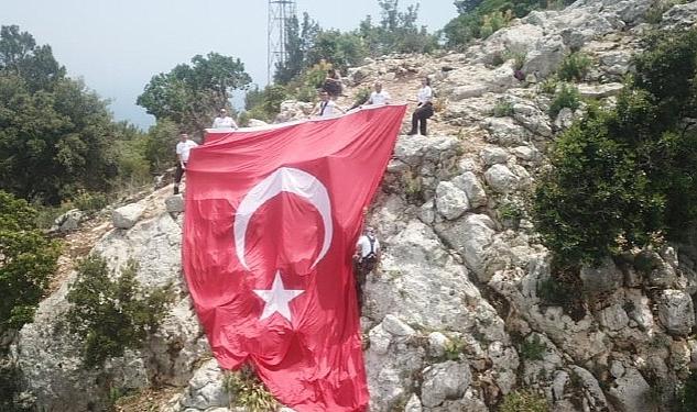 100 metrelik uçurumda Türk bayrağı astılar