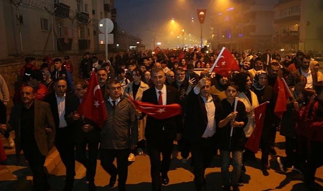 19 Mayıs Atatürk’ü Anma, Gençlik ve Spor Bayramı’nın 104. yılı Gölcük’te 7’den 70’e her yaştan vatandaşın katıldığı fener alayı ile coşkuyla kutlandı