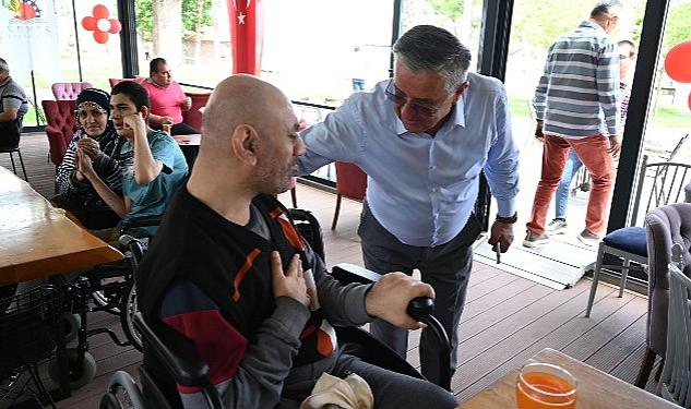 Başkan Topaloğlu’ndan engelli bireylere engelli deniz şezlongu