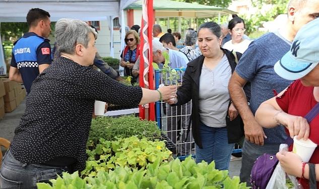 Efes Selçuk’ta Yurttaşlarla Dağıtılan Fidelerle Sofralar Bereketlenecek