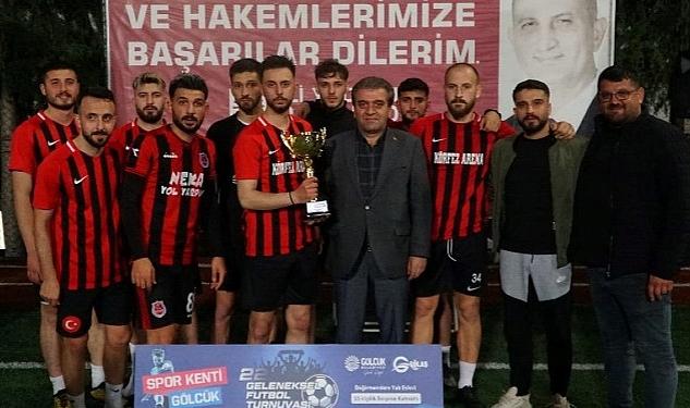 Gölcük Belediyesi 22. Geleneksel Futbol Şöleni’nde Körfez Arena’yı 3-0 yenen Azat İnşaat şampiyon oldu