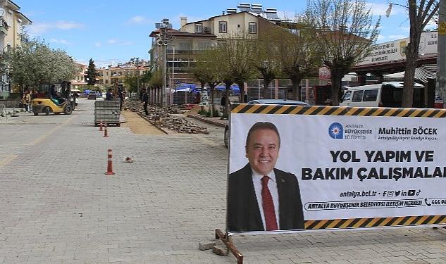 Korkuteli caddelerinde parkeler yenileniyor