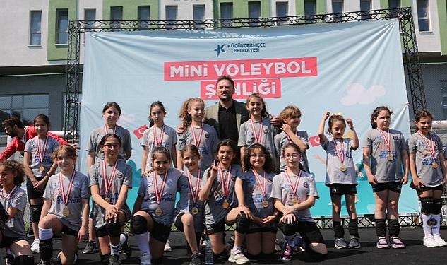 Küçükçekmece’deki Voleybol Şenliği’nde 500 Sporcu Mücadele Etti