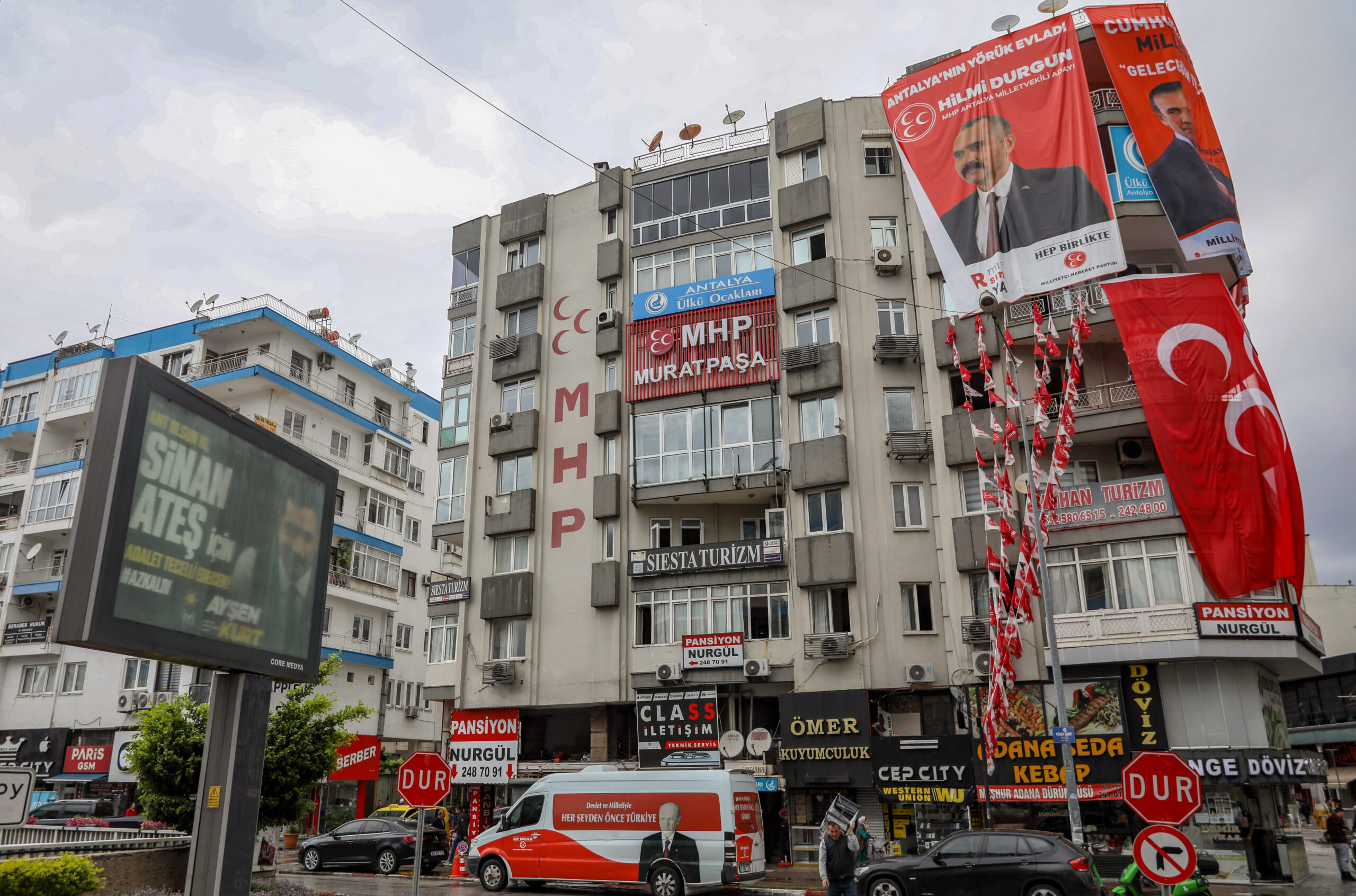 MHP’nin Önüne Sinan Ateş Reklamı