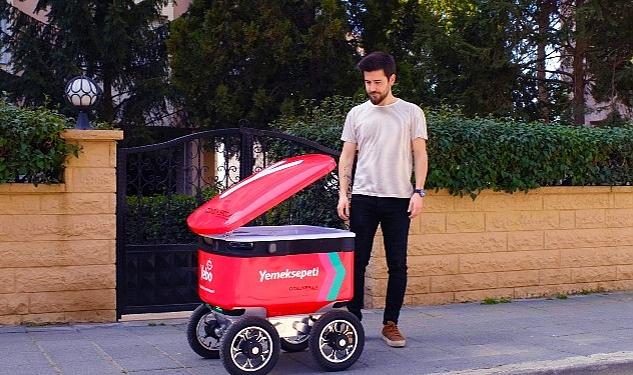 Yemeksepeti’nin Yemek Teslimat Robotu YEBO, Caddebostan Sokaklarına Döndü!